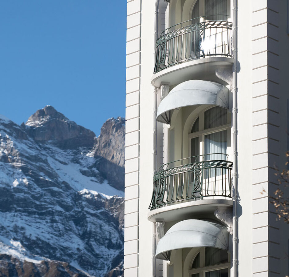 Vintage outdoor: 89 Pratic dome awnings stop time at Kempinski Palace